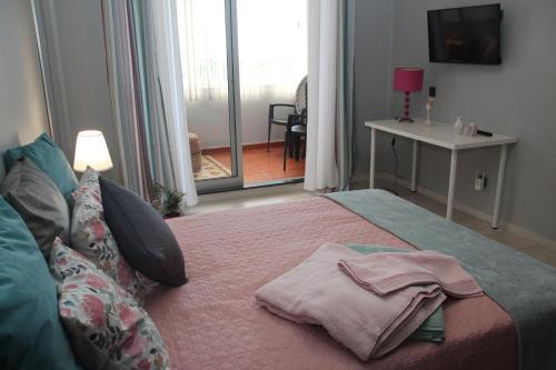 sypialnia z łóżkiem z ręcznikiem w obiekcie Ricardo Rolão Vista Mar - Edifício Oásis - Bedrooms w Faro