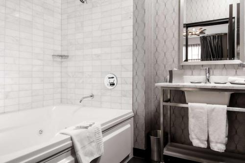 Koupelna v ubytování The Allegro Royal Sonesta Hotel Chicago Loop
