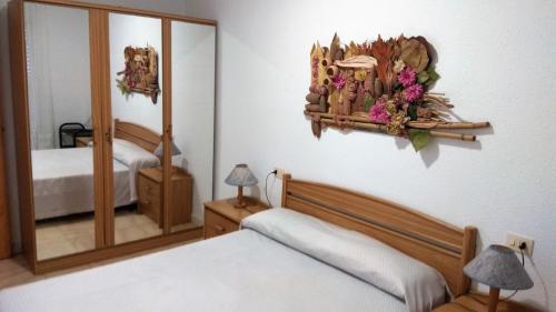 um quarto com 2 camas e um espelho em PEÑISMAR FiNCAS VAN CAMP em Peníscola