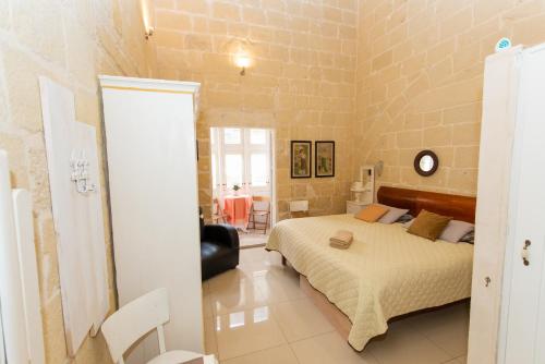a bedroom with a large bed in a room at Maria Townhouse Heart of Victoria B&B in Victoria