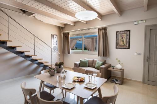 uma sala de estar com uma mesa e um sofá em Balver Luxury Apartments em Lygia