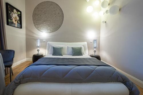 a bedroom with a large bed and two lamps at Cardilli Luxury Rooms in Rome