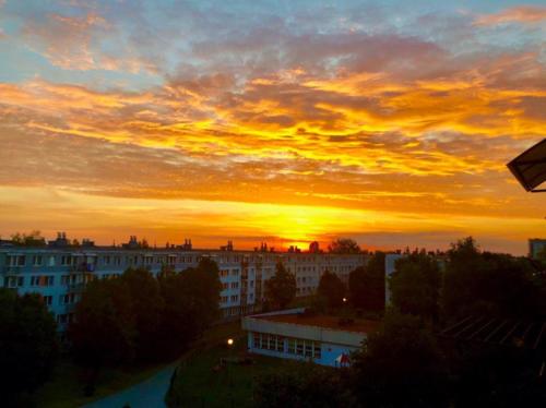 zachód słońca nad miastem z budynkami i drzewami w obiekcie Apartament na Okulickiego - Centrum !! w mieście Stalowa Wola