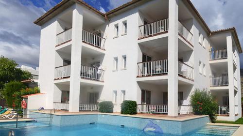 een appartementencomplex met een zwembad ervoor bij Villa Alexia - APARTMENT ISLA - Sunny One Bedroom Apt - Balcony-Terrace in Port de Pollença