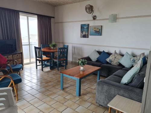 uma sala de estar com um sofá e uma mesa em Seabrook In-house Holiday Rentals em Margate