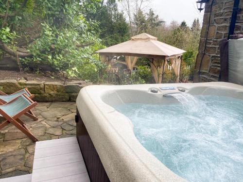 Gallery image of Cosy Cottage with hot tub and sauna in Bingley