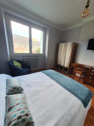 Una cama o camas en una habitación de Chambre privée du Majestic
