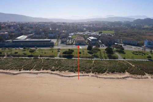 une vue aérienne sur une ville avec un pôle rouge dans l'établissement Noja 1ª Linea de Playa (RIS), à Noja