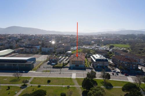 une ville avec un poteau rouge au sommet d'un bâtiment dans l'établissement Noja 1ª Linea de Playa (RIS), à Noja