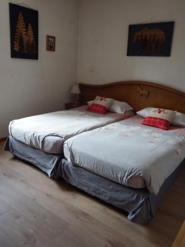 Un pat sau paturi într-o cameră la Auberge du Pont de l'Alp