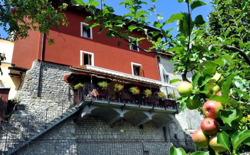 チヴィダーレ・デル・フリウーリにあるHotel Locanda Al Pomo d'Oroの鉢植えの植物が植えられたバルコニー付きの建物