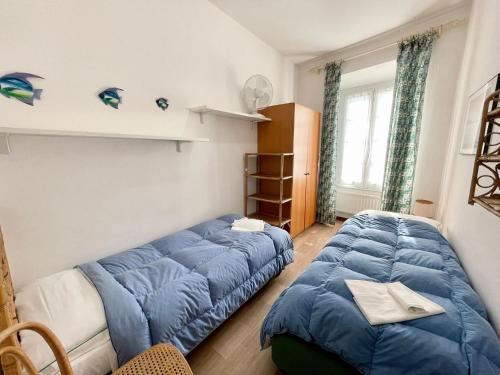 une chambre avec deux lits et un canapé dans l'établissement Levanto Rentals, à Levanto