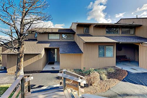 una casa con una valla delante en Hawk's Landing, en Redmond