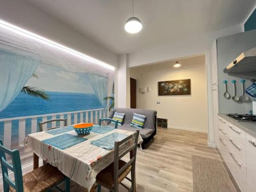 una cucina e una sala da pranzo con vista sull'oceano di Nice and Easy Apartment a Pietra Ligure
