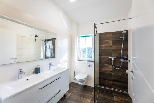 ein Bad mit einem WC, einem Waschbecken und einer Dusche in der Unterkunft Ferienwohnung Weingut Birnstingl in Gamlitz