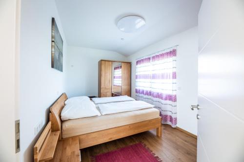 ein Schlafzimmer mit einem Bett in einem Zimmer in der Unterkunft Ferienwohnung Weingut Birnstingl in Gamlitz