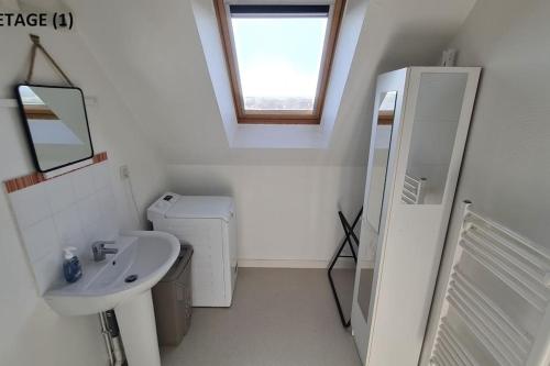 Et badeværelse på Bel appartement de vacances sur la côte bretonne