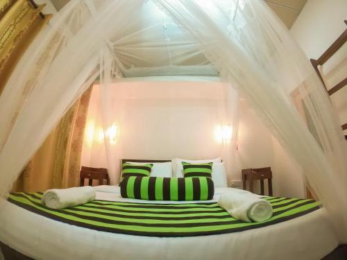 Postel nebo postele na pokoji v ubytování Ritz inn Ella