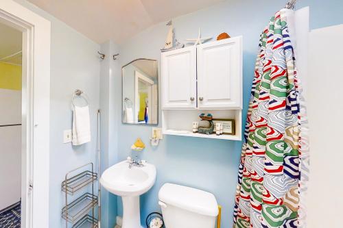 ein Badezimmer mit Toilette und Waschbecken in der Unterkunft Fisher Hill Cottage in Boothbay Harbor
