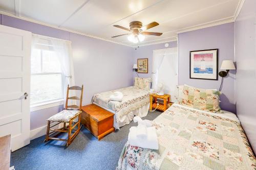 ein Schlafzimmer mit zwei Betten und einem Deckenventilator in der Unterkunft Fisher Hill Cottage in Boothbay Harbor