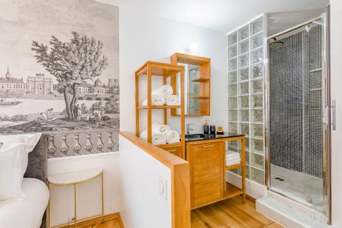 a room with a shower and a vanity with a window at LA SUITE DE L'ORANGERIE in Versailles