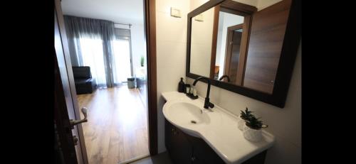 a bathroom with a white sink and a mirror at מיני פנטהאוז in Beer Sheva