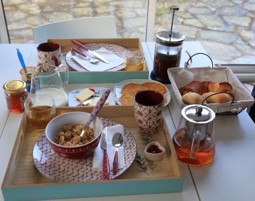 uma mesa com uma bandeja de comida numa mesa em Aux Arbres Chanteurs em Ploulech