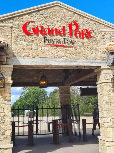 un panneau indiquant un grand parking du parc dans l'établissement Appartement Samuel centre ville Les Herbiers, 10 min du Puy du Fou, aux Herbiers