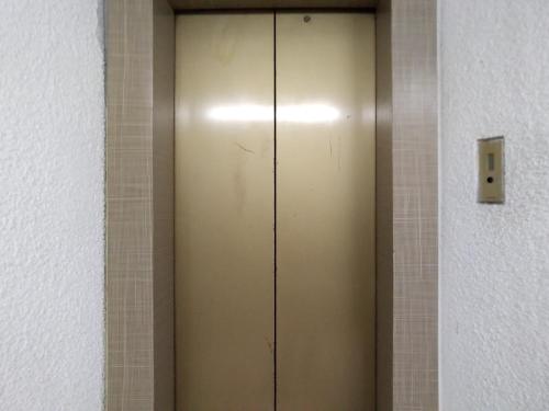 a door in a bathroom with a tile wall at Suite Vista Reforma in Mexico City