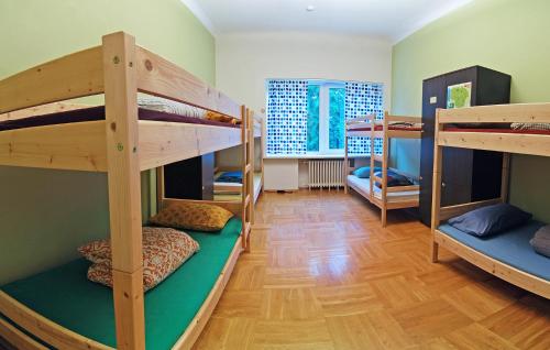 Postel nebo postele na pokoji v ubytování The Monk's Bunk Kaunas
