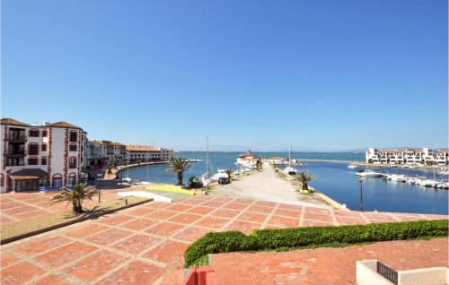 une vue d'un port avec des bateaux dans l'eau dans l'établissement 2 Bedroom Cozy Apartment In Le Barcarès, au Barcarès