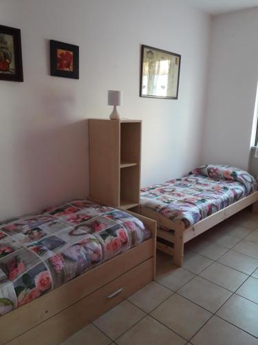 een slaapkamer met 2 aparte bedden en een spiegel bij Casa Arena free parking in Bolsena