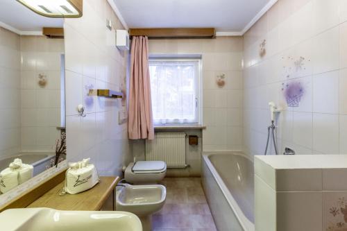 La salle de bains est pourvue d'une baignoire, de toilettes et d'un lavabo. dans l'établissement Val Fassa, à Campitello di Fassa