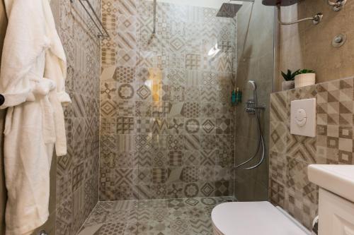 Bilik mandi di Angie Central Rooms