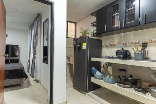 uma cozinha com armários pretos e um frigorífico preto em Edificio Familia Gómez 1 em Popayán