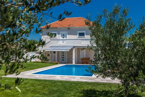 Imagen de la galería de Kristina holiday home with private swimmingpool, en Visočane