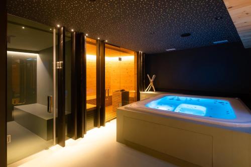 uma casa de banho com jacuzzi num quarto em Residence Mille Montagne em Andalo