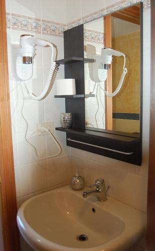 a bathroom with a sink and a mirror at Casa Duke in Corniglia