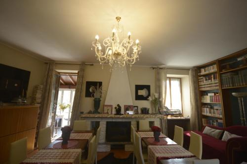 sala de estar con lámpara de araña y chimenea en Villa Marisa, en Pavia