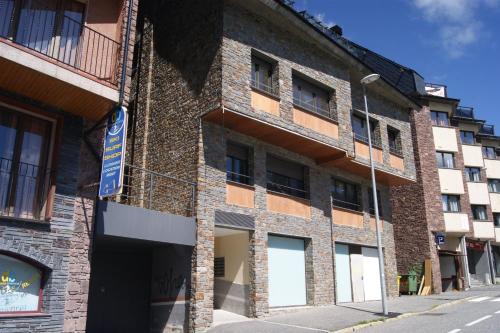 a brick building with a window on the side of it at Apartamentos Borruscall in Pas de la Casa