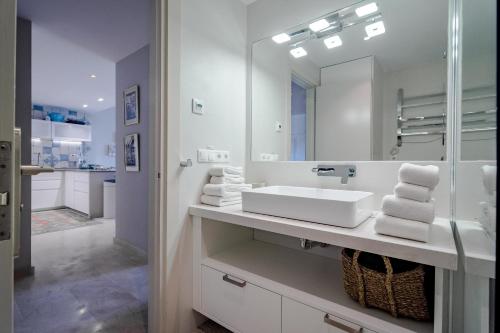 Phòng tắm tại CB- Cozy refurbished apartment, perfect location