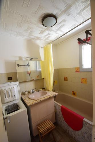 La petite salle de bains est pourvue d'un lavabo et d'une baignoire. dans l'établissement T2 climatisé à 500m de la plage sur la presqu'ile de Saint Mandrier sur Mer, à Saint-Mandrier-sur-Mer