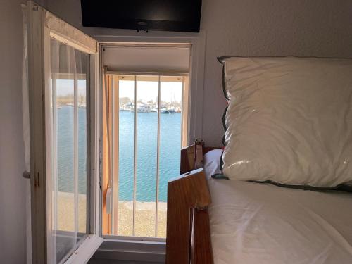 Katil atau katil-katil dalam bilik di Studio - Les pieds dans l'eau agréable en toutes saisons 4 couchages - climatisation - parking privé - piscine sur mer - vue magnifique et rare - situation optimum - Les argonautes - Ile des pêcheurs - Cap d'Agde