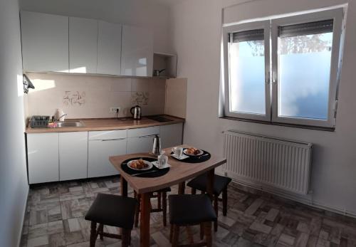 奥拉迪亚Carla's place Ap1的厨房里有一张桌子，桌子上摆着食物