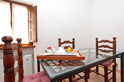 una mesa de cristal con un plato de comida. en San Pietro Sopra Le Acque Resort & Spa, en Massa Martana