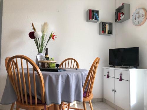 TV a/nebo společenská místnost v ubytování Appartement cosy 100m plage de Pentrez