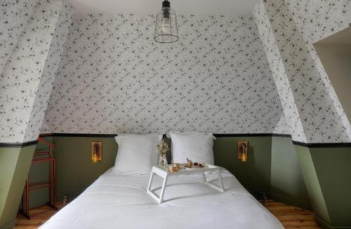 - une chambre avec un lit et une table dans l'établissement Résidence L'Aristide Appartement Gustave, à Auray