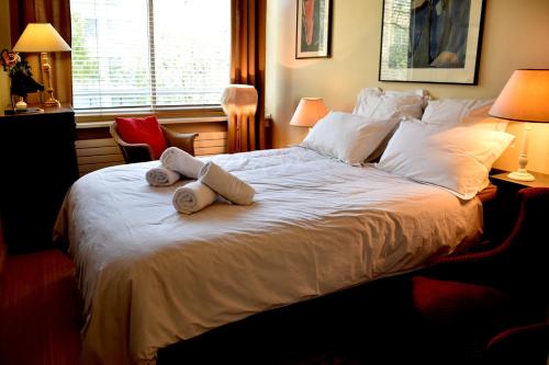une chambre avec un grand lit avec deux animaux en peluche dessus dans l'établissement Eiffel Tower - Suffren, à Paris