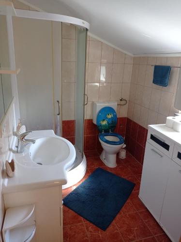 a bathroom with a sink and a toilet at Apartman Mia Mare in Kraj