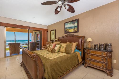 - une chambre avec un lit et un ventilateur de plafond dans l'établissement Ground Floor Sonoran Sun 101-E - 3BR, à Puerto Peñasco